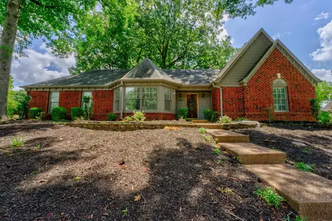 1400 Fox Trace Dr, Memphis, TN 38016