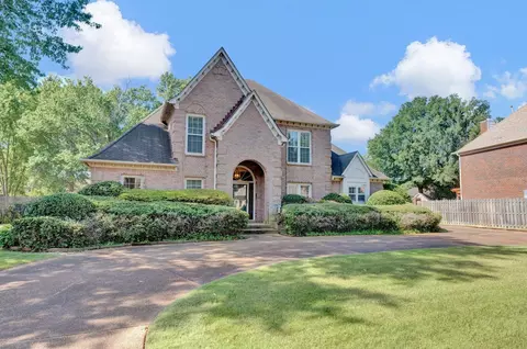 8825 Three Chimneys Dr E, Germantown, TN 38138
