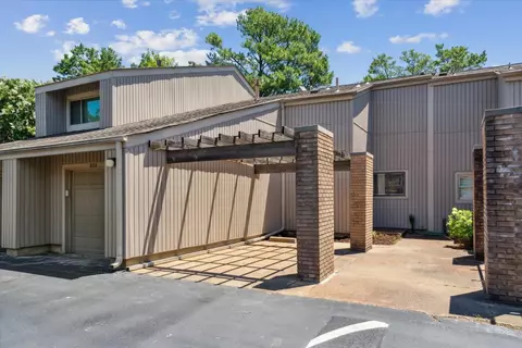 828 Creekside Dr #2403, Memphis, TN 38117