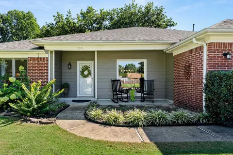 555 Autumn Run Dr, Collierville, TN 38017