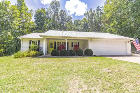 530 Oakhill Dr, Selmer, TN 38375