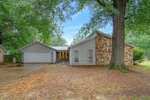 6105 Shade Tree Dr, Bartlett, TN 38134