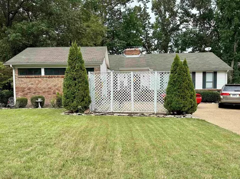 8708 N Carrollwood Cv, Memphis, TN 38016