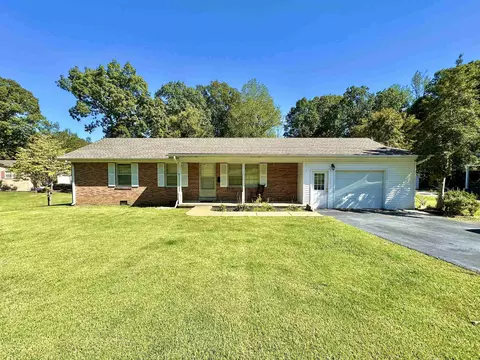215 Hillhurst Dr, Selmer, TN 38375