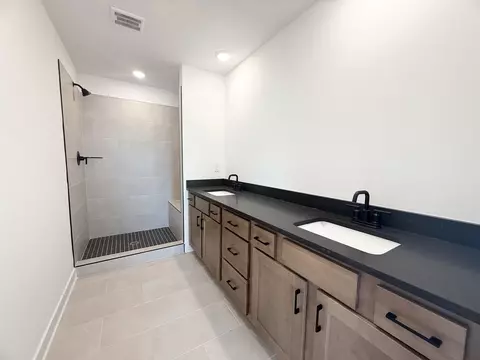 Bath - 6918 Talcott Ln, Bartlett, TN 38135 photo 2 of 3