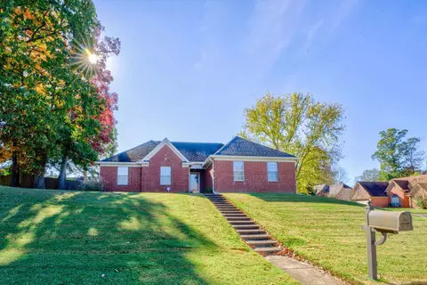 10 Oaksedge Dr, Oakland, TN 38060