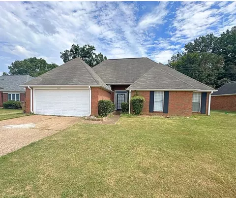 5272 Water Point Dr, Memphis, TN 38141
