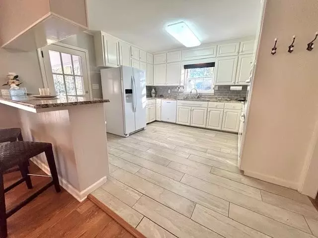 Kitchen - 101 Bettydale Cir, Iuka, MS 38852 photo 2 of 3