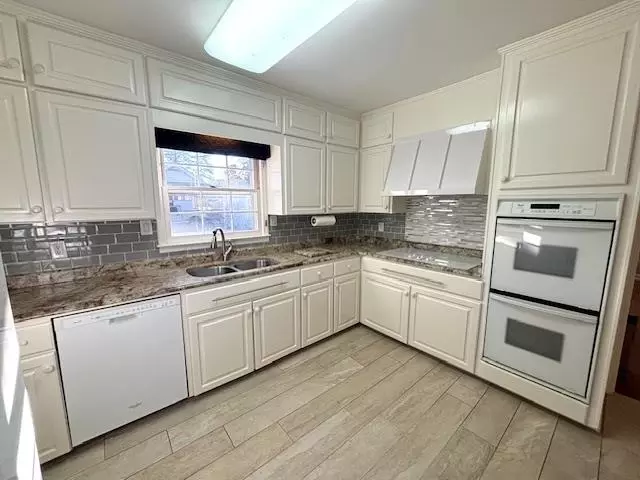 Kitchen - 101 Bettydale Cir, Iuka, MS 38852 photo 3 of 3