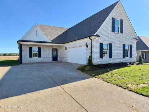 8844 Erin Banks Dr, Southaven, MS 38672