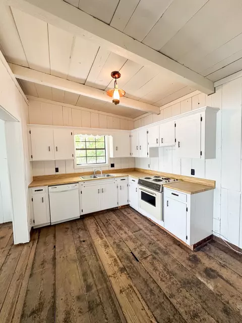 Kitchen - 7 Cr 452 Rd, Iuka, MS 38852 photo 1 of 1
