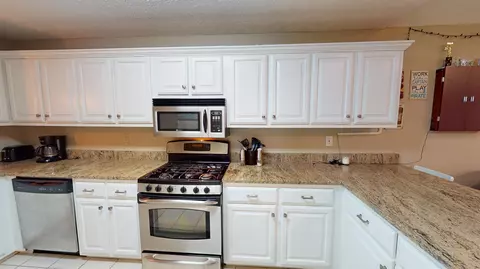 Kitchen - 72 Boardwalk Loop, Savannah, TN 38372 photo 2 of 3
