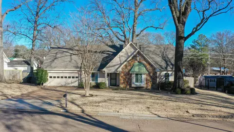 2340 E Lake Oaks Dr E, Bartlett, TN 38134