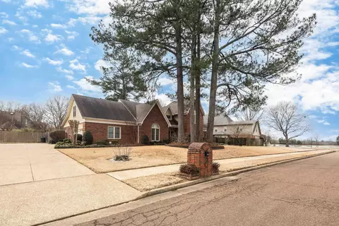 1199 Autumn Lake Dr, Collierville, TN 38017