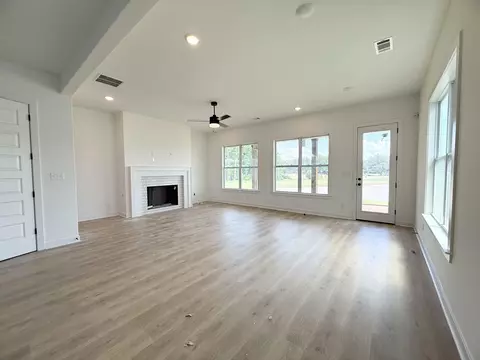 Living - 6907 Johnstown Ln, Bartlett, TN 38135 photo 2 of 3