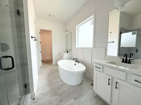 Bath - 6907 Johnstown Ln, Bartlett, TN 38135 photo 1 of 3