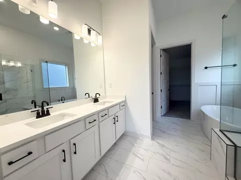 Bath - 6901 Johnstown Ln, Bartlett, TN 38135 photo 2 of 3