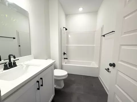 Bath - 6901 Johnstown Ln, Bartlett, TN 38135 photo 1 of 3