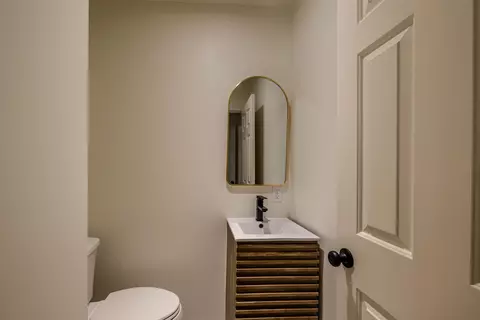 Bath - 935 Winleaf Dr, Collierville, TN 38017 photo 2 of 3