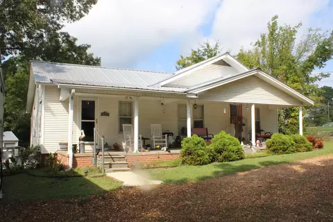 916 Peach St, Selmer, TN 38375