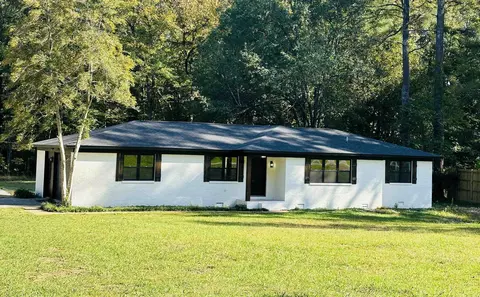 321 Morningside Dr, Selmer, TN 38375
