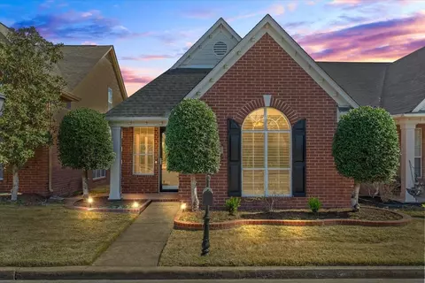 374 Fountain River Dr, Memphis, TN 38120