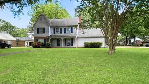 218 E Lawnwood Dr, Collierville, TN 38017
