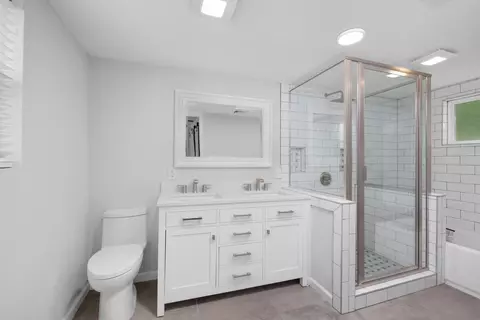 Bath - 1117 Murphy Ave, Covington, TN 38019 photo 1 of 3