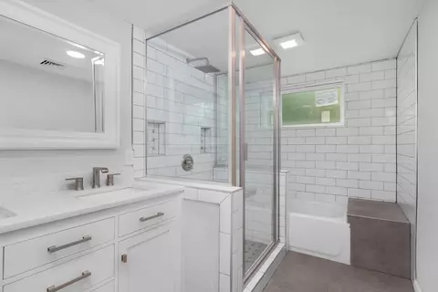 Bath - 1117 Murphy Ave, Covington, TN 38019 photo 2 of 3