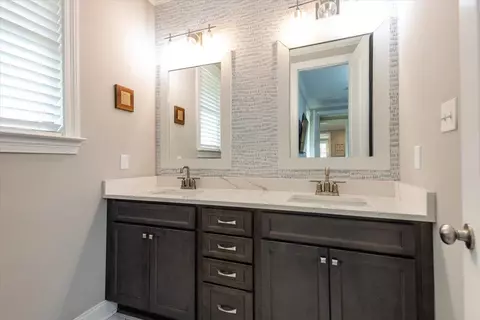 Bath - 527 Armel Dr, Collierville, TN 38017 photo 2 of 4