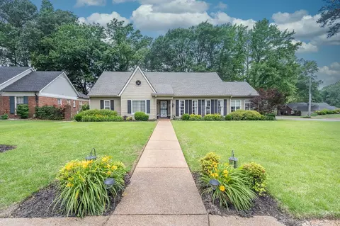 1525 Poplar Ridge Dr, Memphis, TN 38120