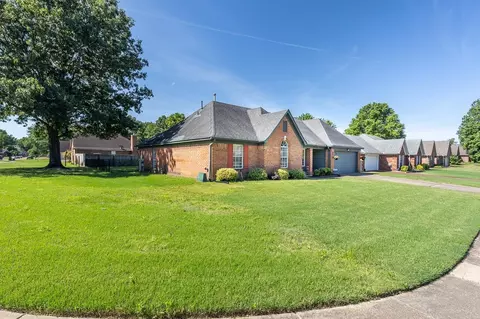 6585 W Grove Dr, Bartlett, TN 38135