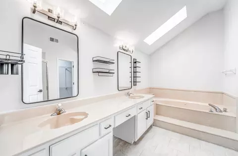 Bath - 6353 Thistle Point Cv, Bartlett, TN 38135 photo 1 of 3