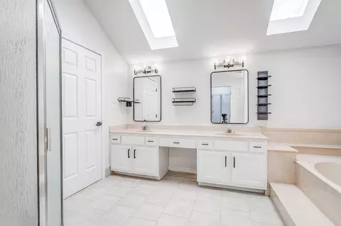 Bath - 6353 Thistle Point Cv, Bartlett, TN 38135 photo 2 of 3