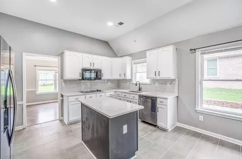 Kitchen - 6353 Thistle Point Cv, Bartlett, TN 38135 photo 5 of 5