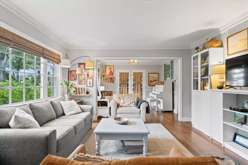 Living - 5283 Cole Rd, Memphis, TN 38120 photo 2 of 4