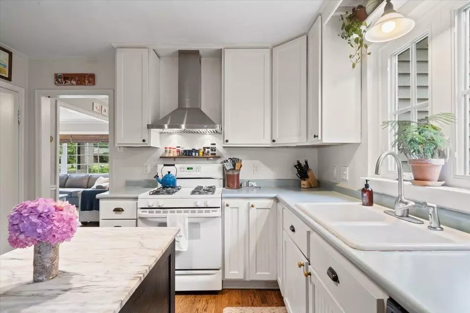 Kitchen - 5283 Cole Rd, Memphis, TN 38120 photo 3 of 4