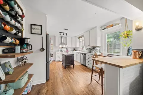 Kitchen - 5283 Cole Rd, Memphis, TN 38120 photo 4 of 4