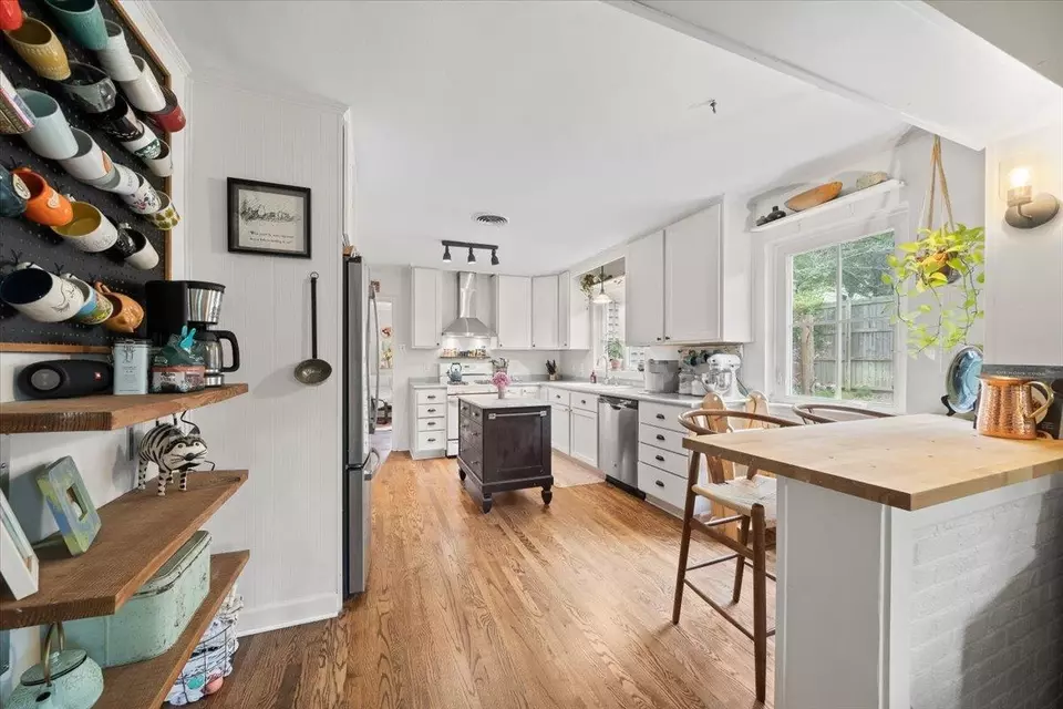 Kitchen - 5283 Cole Rd, Memphis, TN 38120 photo 4 of 4