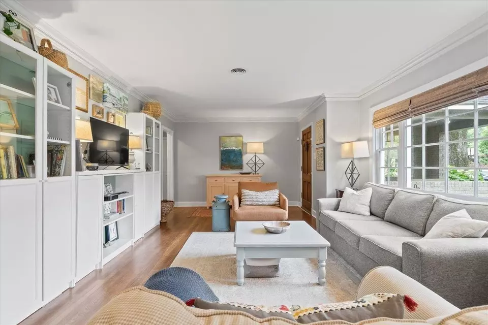 Living - 5283 Cole Rd, Memphis, TN 38120 photo 4 of 4