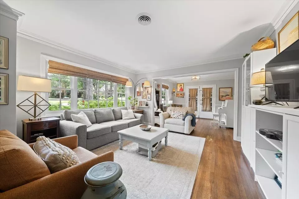 Living - 5283 Cole Rd, Memphis, TN 38120 photo 3 of 4