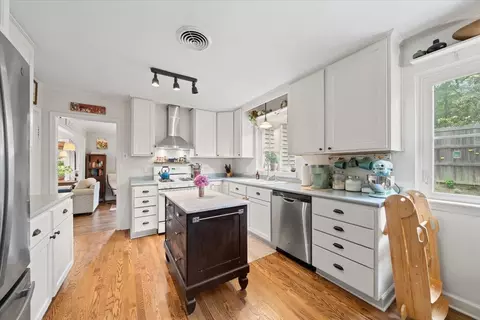 Kitchen - 5283 Cole Rd, Memphis, TN 38120 photo 2 of 4