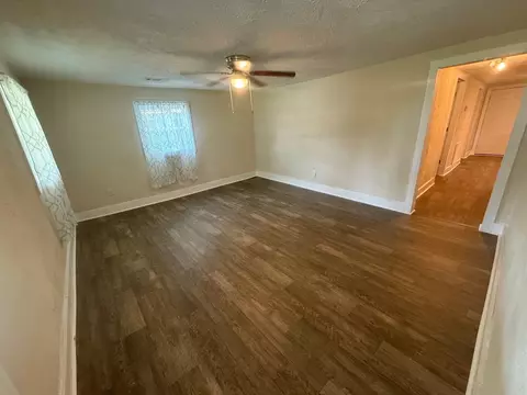 Living - 100 Sutton St, Savannah, TN 38372 photo 1 of 2