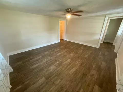 Living - 100 Sutton St, Savannah, TN 38372 photo 2 of 2