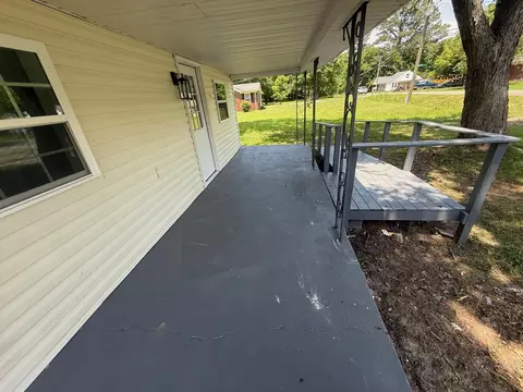Exterior - 100 Sutton St, Savannah, TN 38372 photo 7 of 15