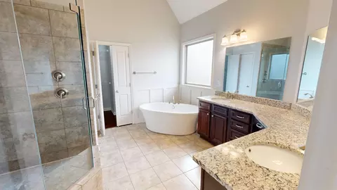 Bath - 7070 E Hawks Crossing Dr, Olive Branch, MS 38654 photo 2 of 4