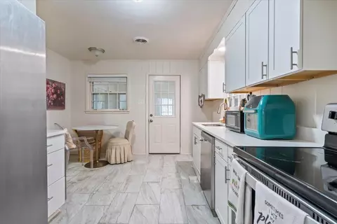 Kitchen - 4947 Dee Rd, Memphis, TN 38117 photo 2 of 3