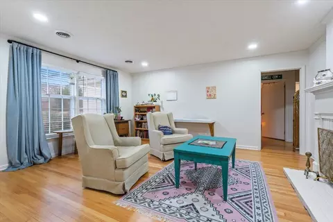 Living - 4947 Dee Rd, Memphis, TN 38117 photo 2 of 2