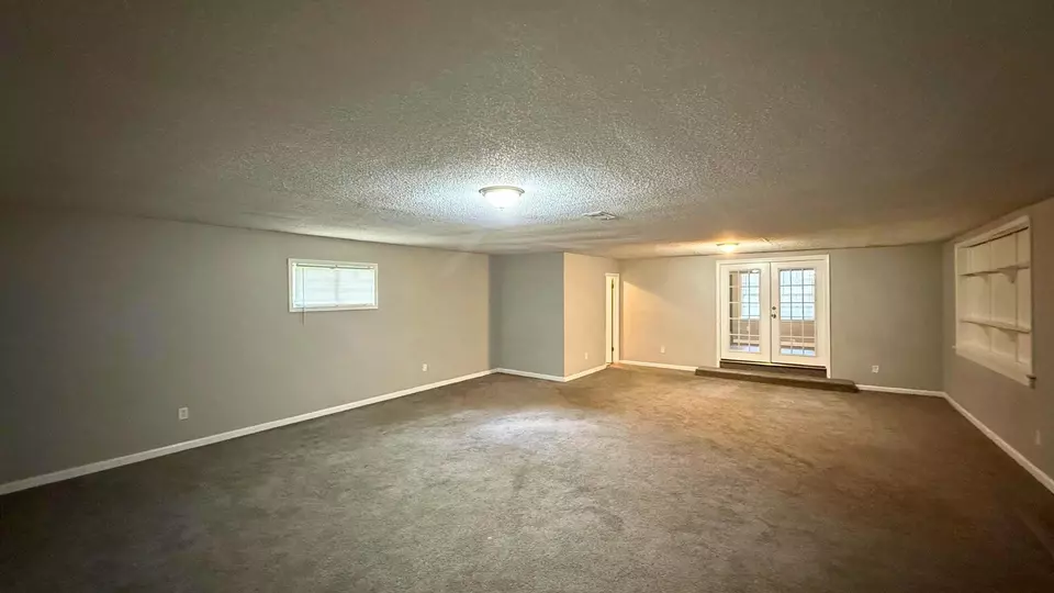 Living - 339 Shofner Ave, Memphis, TN 38109 photo 2 of 4