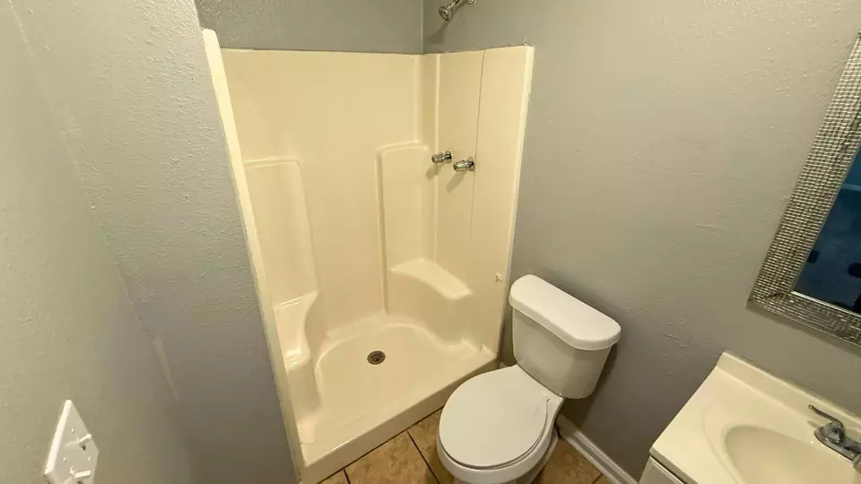 Bath - 339 Shofner Ave, Memphis, TN 38109 photo 2 of 2